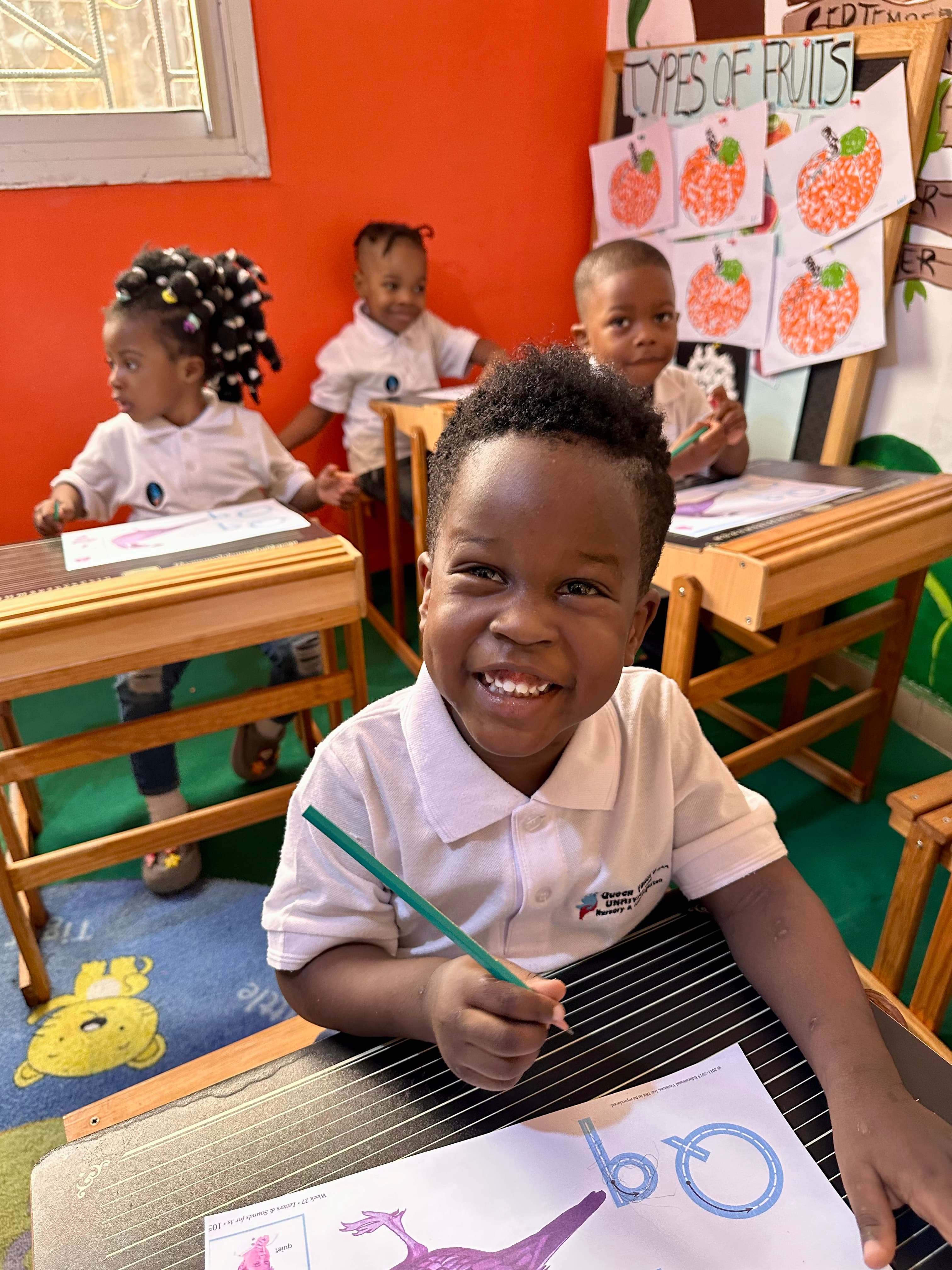 Enfants dans une salle lumineuse de l'école